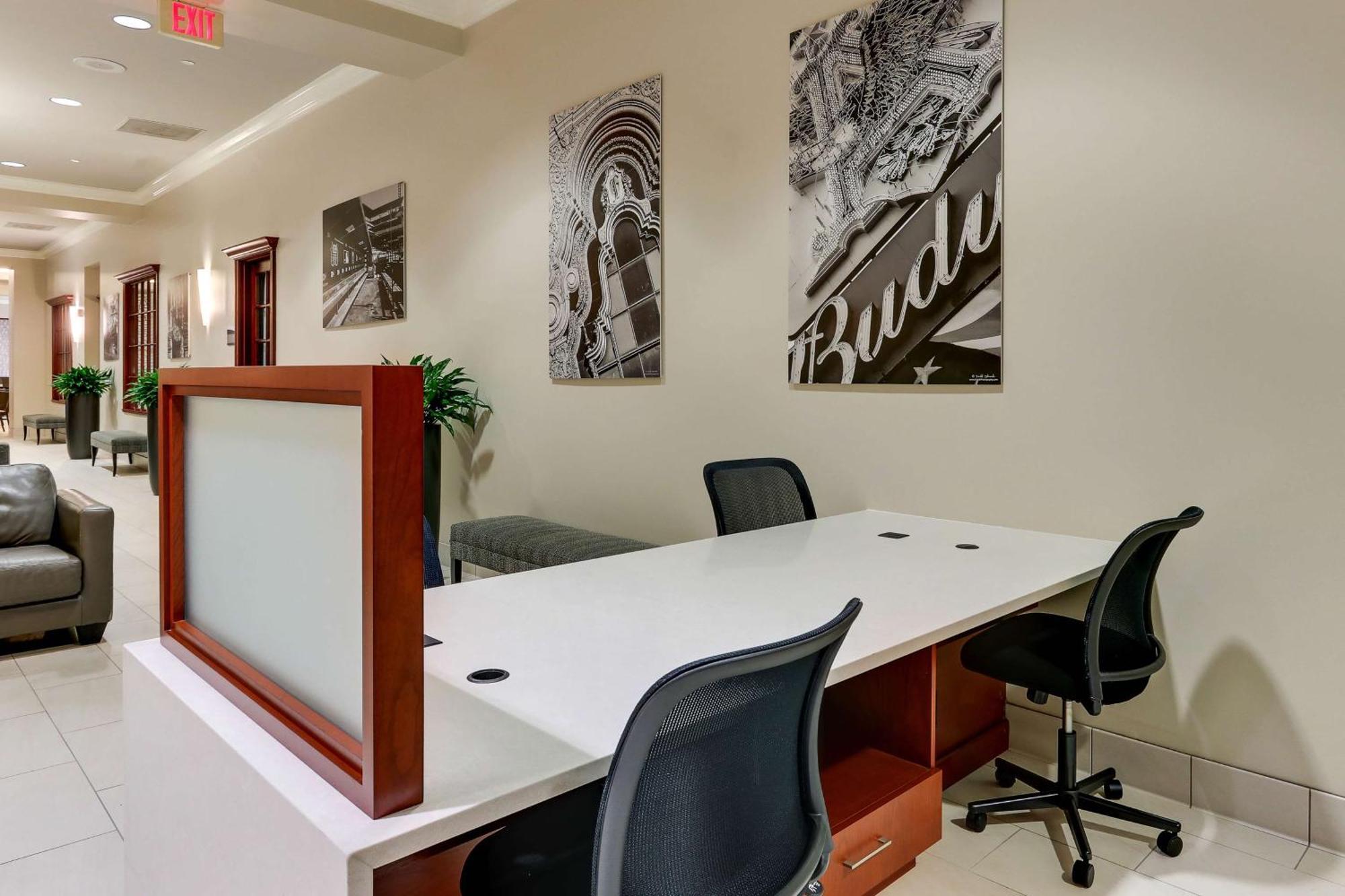 Doubletree By Hilton St. Louis Forest Park Extérieur photo