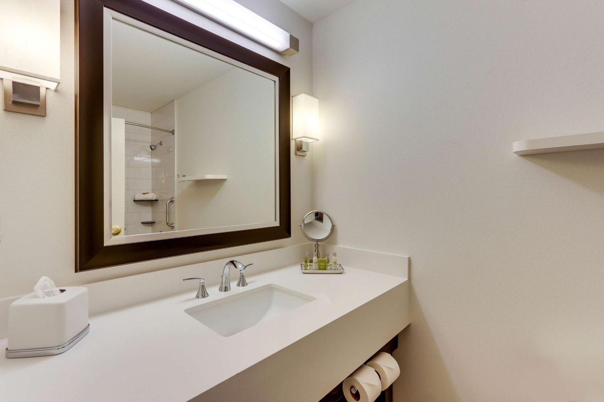 Doubletree By Hilton St. Louis Forest Park Extérieur photo